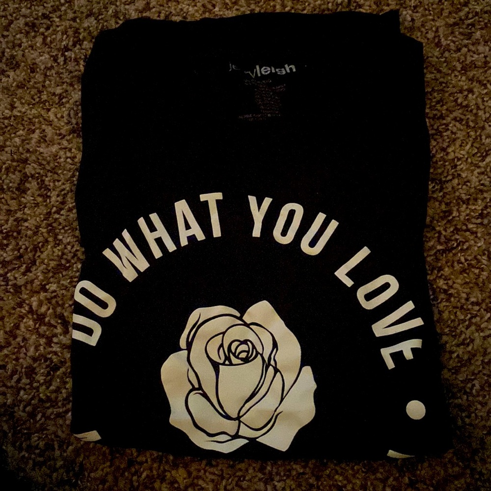 Jerry Leigh top “ Do what you love and do it often”